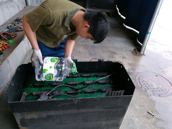 “五一勞動節”前排表白叉車維修人，你們辛苦了！