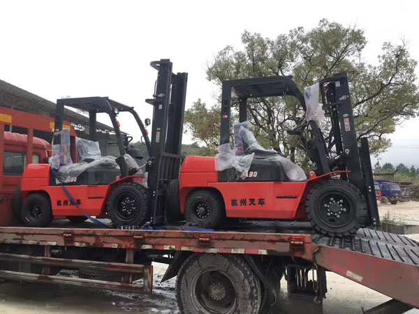 杭州叉車丨為什么要給叉車配實(shí)心輪胎？