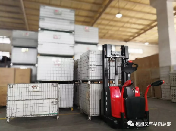 【漲知識(shí)】電動(dòng)堆高車不知道怎么選？杭叉送你一份指南！