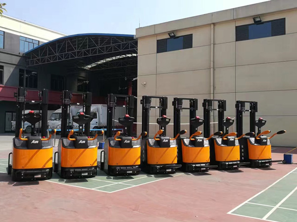 電動(dòng)堆高車哪個(gè)牌子好，質(zhì)量有保證？當(dāng)然是杭叉了